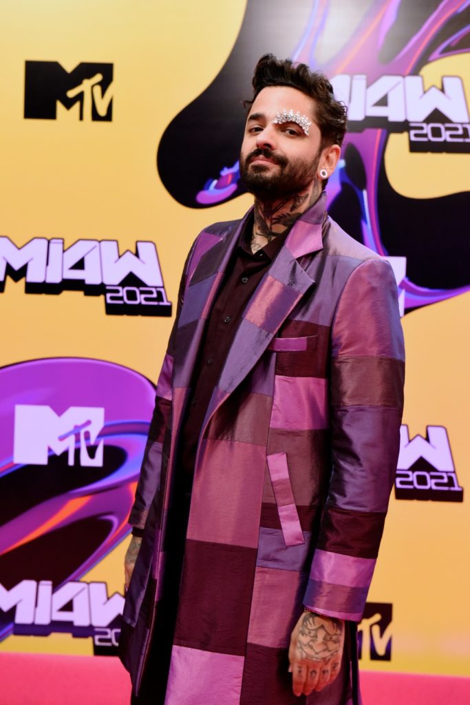 lucas-silveira-pink-carpet-mtv-miaw