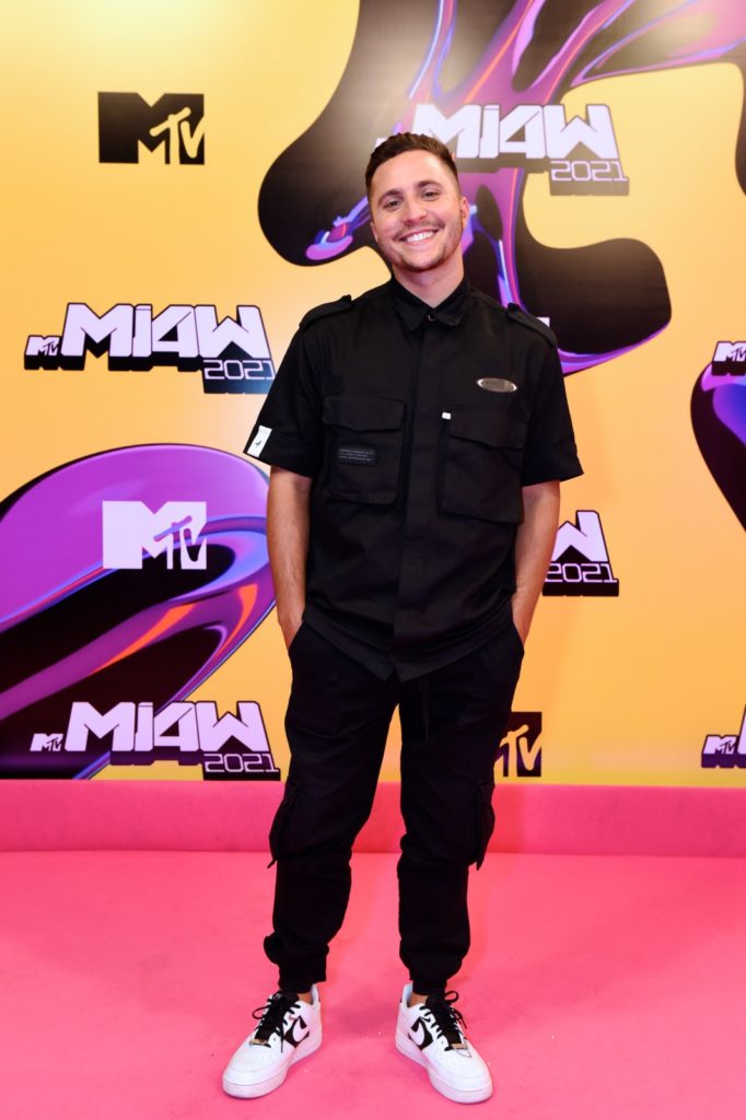 matheus-novinho-pink-carpet-mtv-miaw