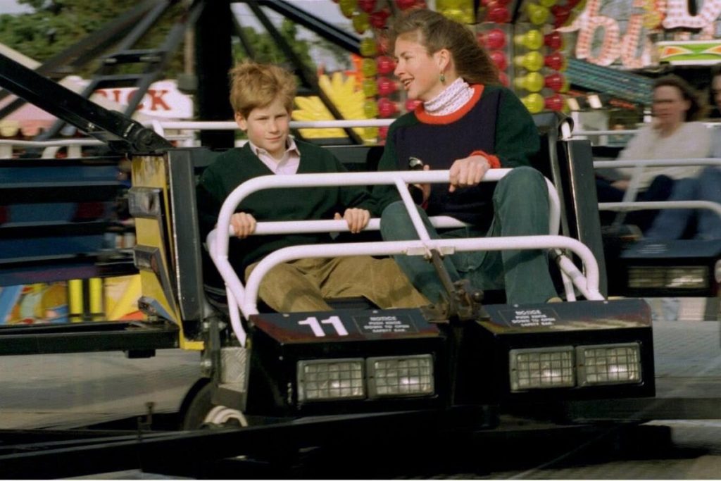 Tiggy Legge-Bourke passeando com Harry quando ele ainda era garoto