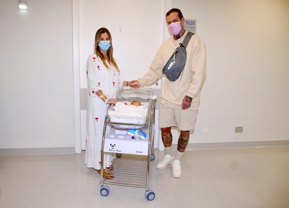 Shantal e Mateus Verdelho com Domênica na maternidade