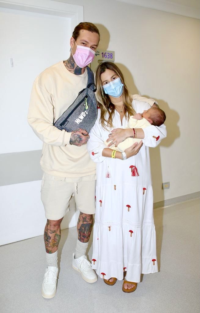 Shantal e Mateus Verdelho com Domênica na maternidade