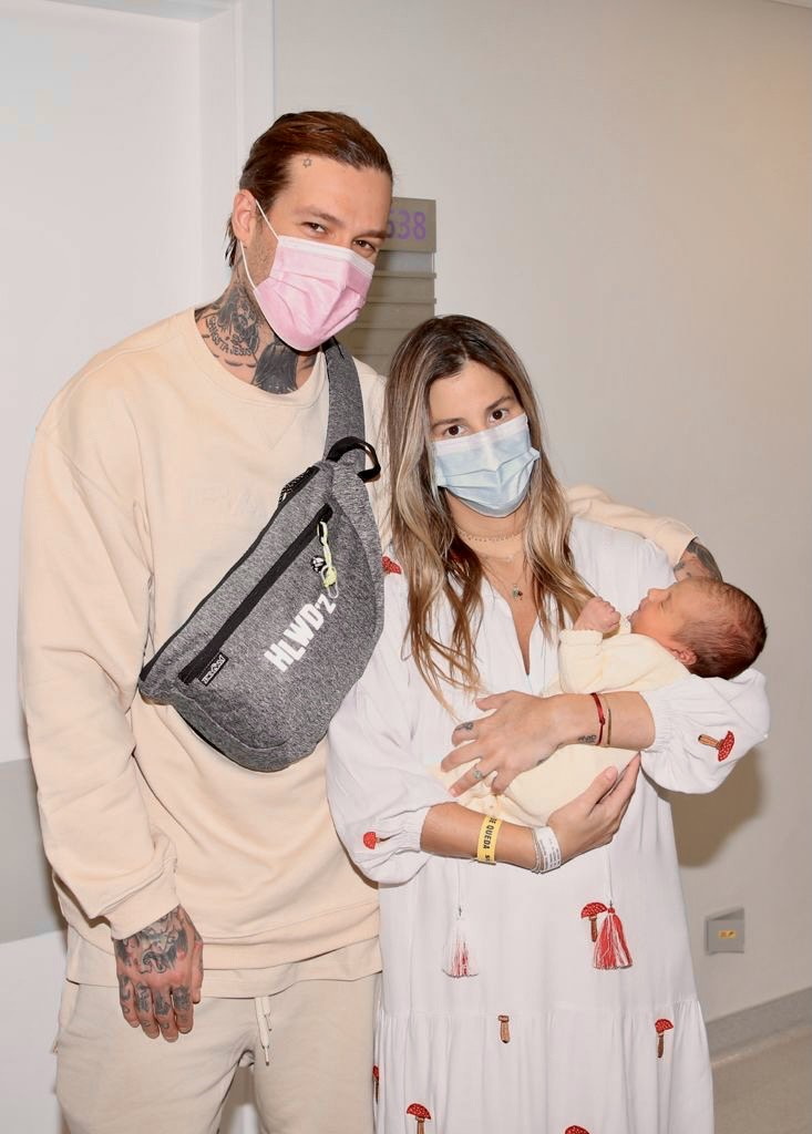 Shantal e Mateus Verdelho com Domênica na maternidade