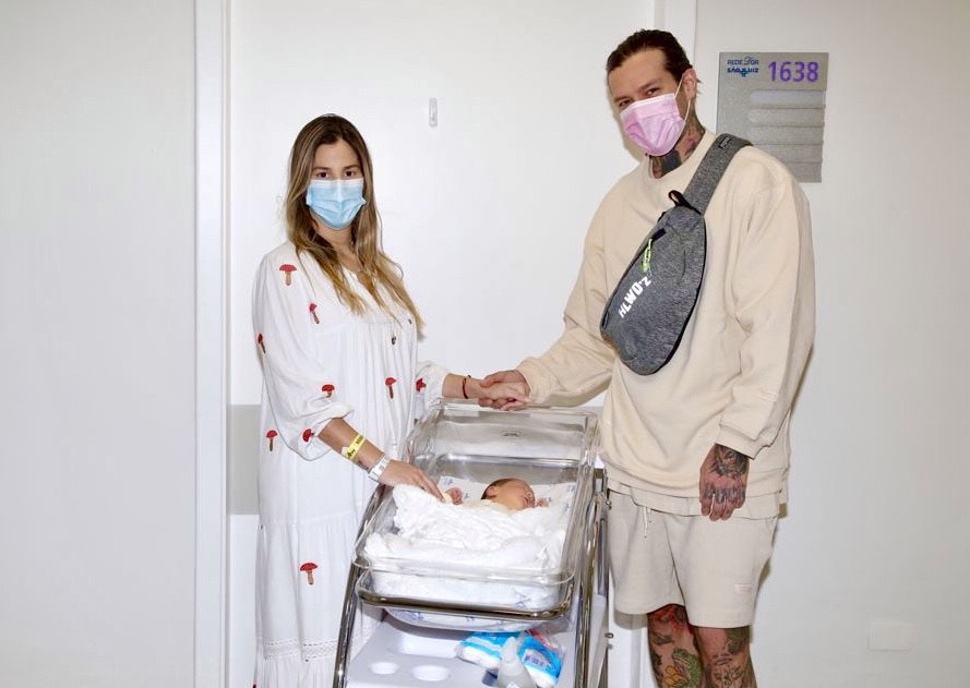 Shantal e Mateus Verdelho com Domênica na maternidade