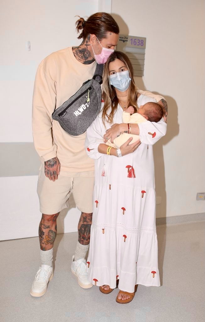 Shantal e Mateus Verdelho com Domênica na maternidade