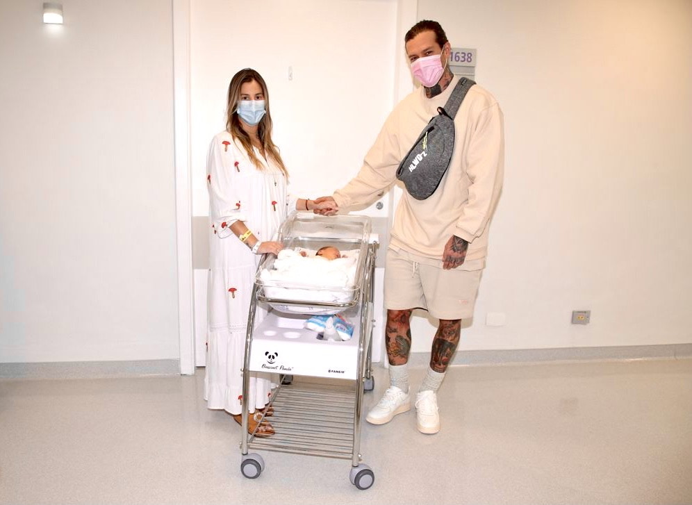 Shantal e Mateus Verdelho com Domênica na maternidade