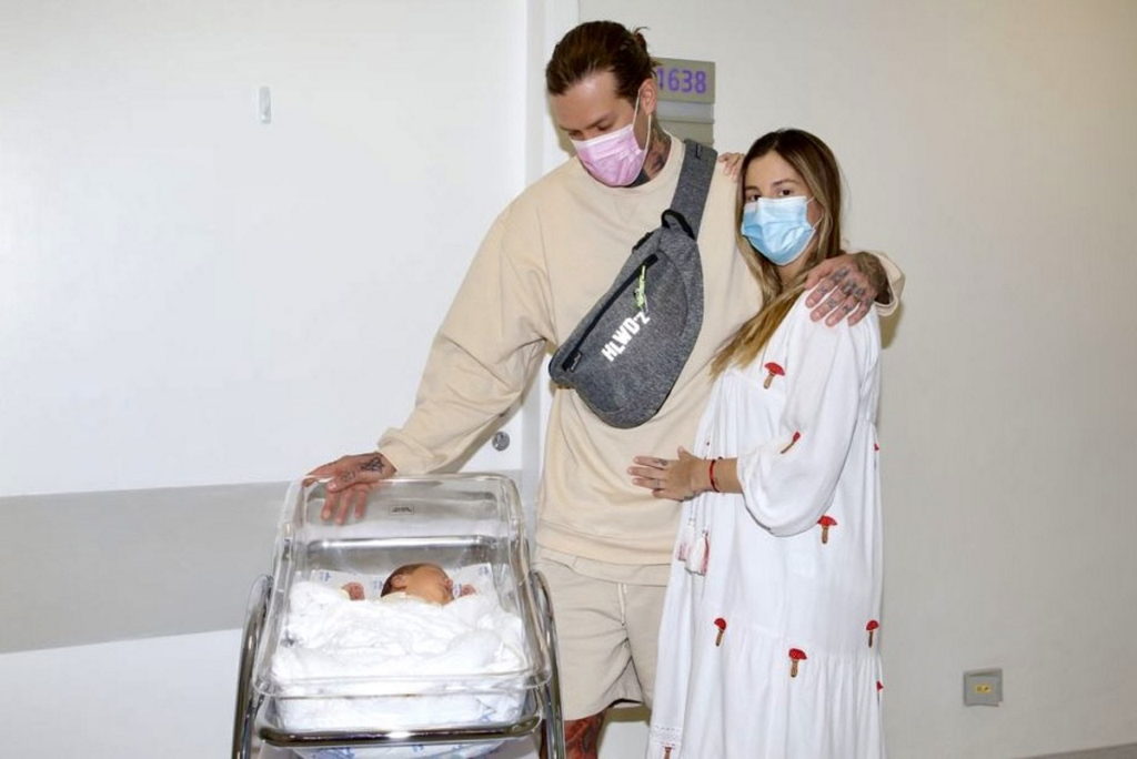 Shantal e Mateus Verdelho com Domênica na maternidade