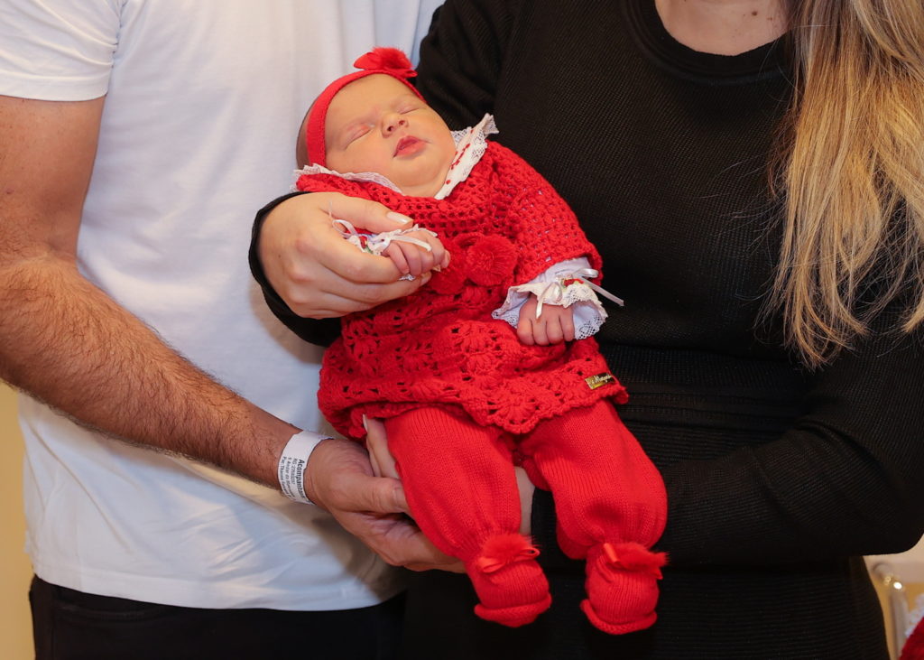 Thaeme deixando a maternidade