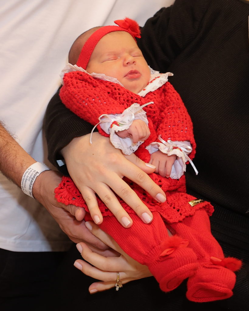 Thaeme deixando a maternidade