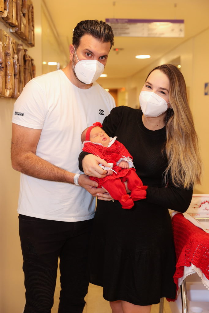 Thaeme deixando a maternidade