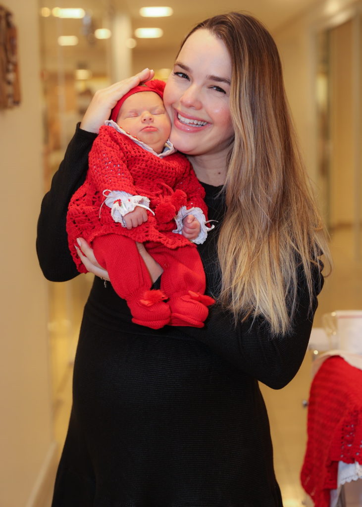 Thaeme deixando a maternidade