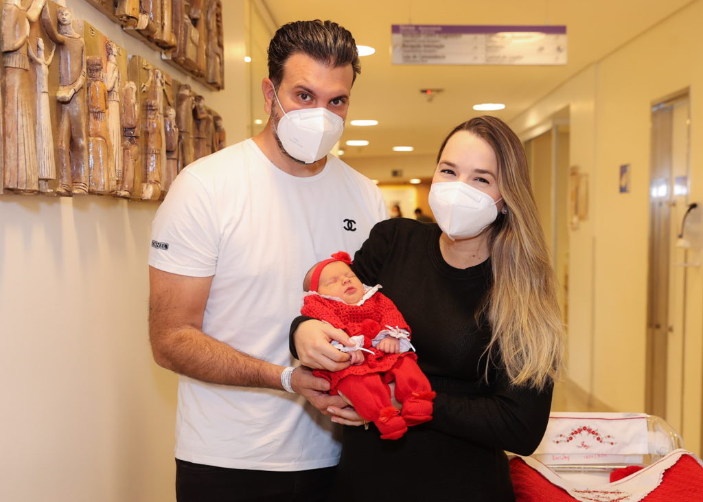 Thaeme deixando a maternidade