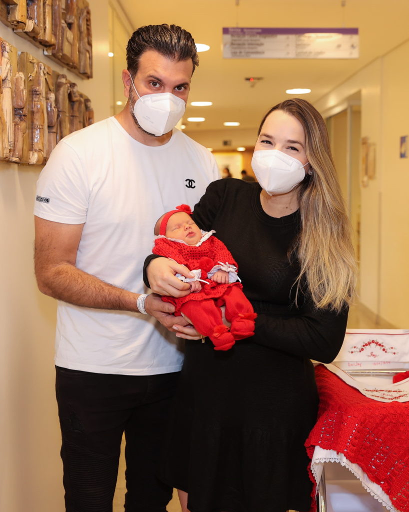 Thaeme deixando a maternidade