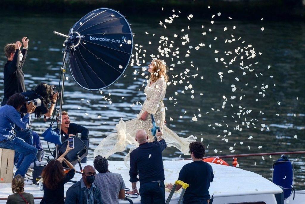 Julia Roberts no comercial da Lancôme rodado no rio Sena em Paris