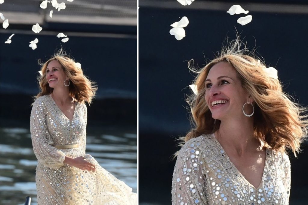 Julia Roberts navega pelo Rio Sena, em Paris, França, para rodar um comercial da Lancôme.