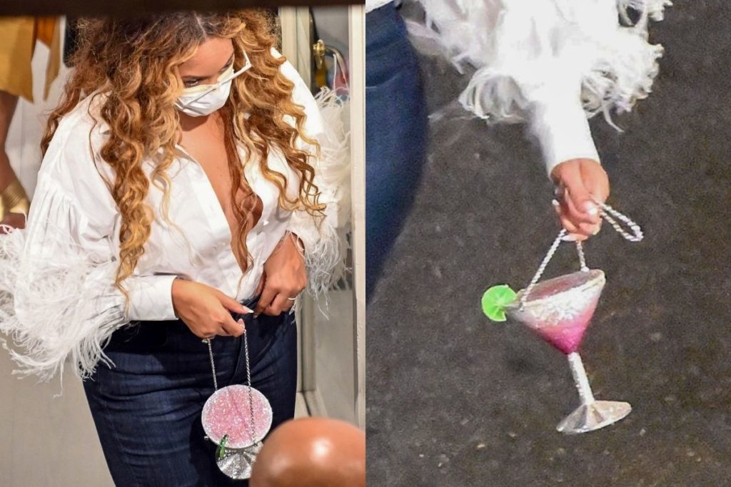Beyoncé e um detalhe de sua bolsa em forma de coquetel assinada pela estilista Judith Leiber.