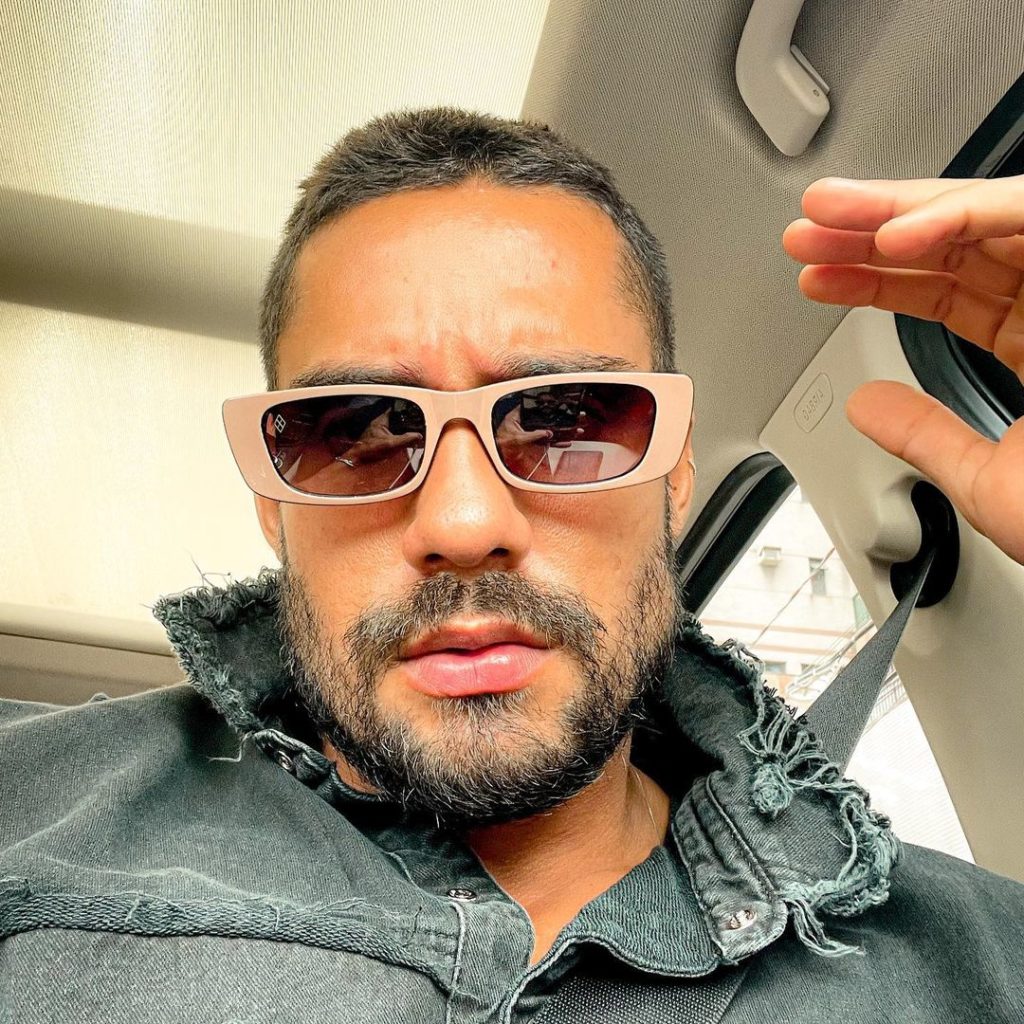 Bil Araujo de óculos escuros