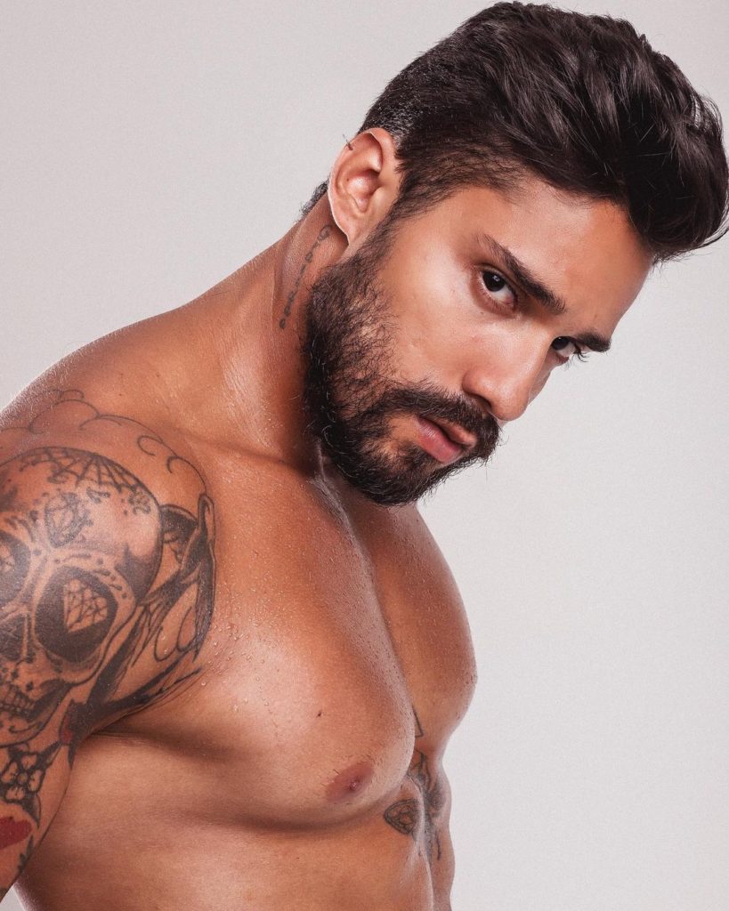 Bil Araujo sem camisa