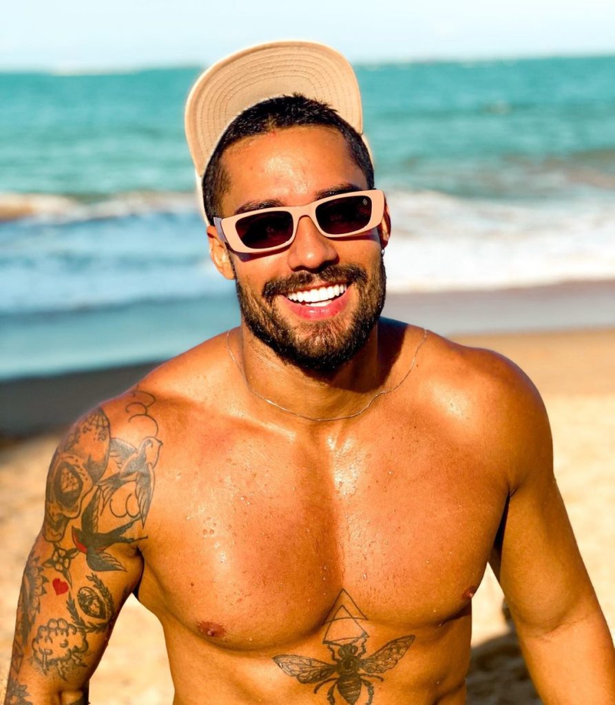 Bil Araujo sorrindo e de boné