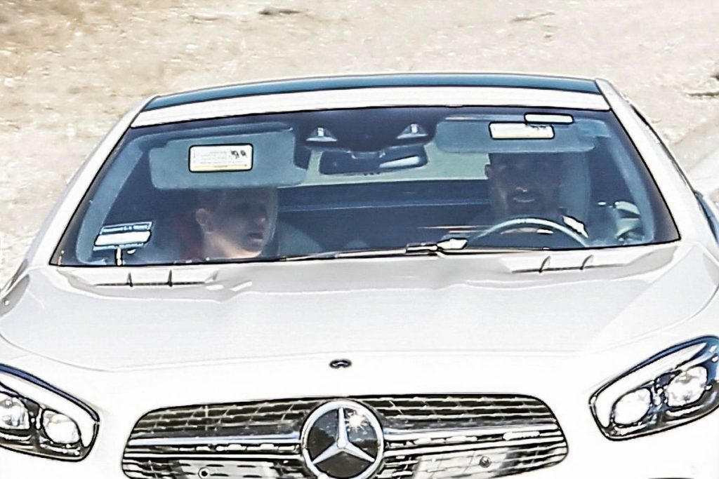 Britney Spears e Sam Asghari passeando numa Mercedes branca