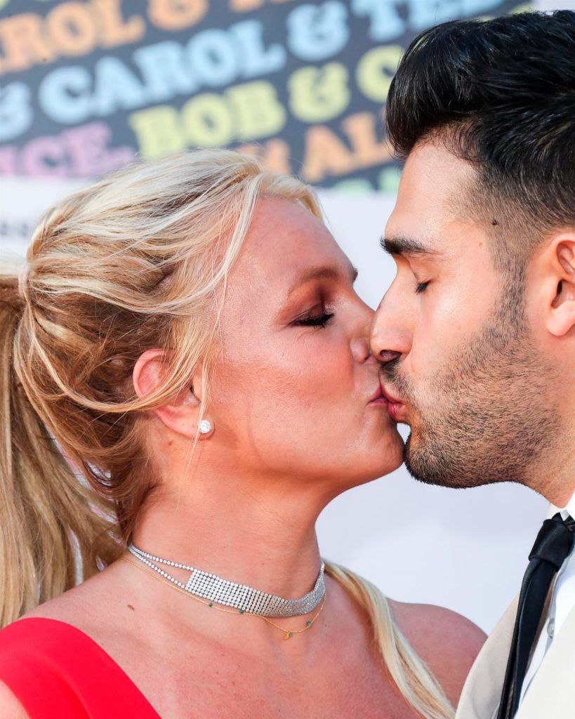 Britney Spears e Sam Asghari se beijando