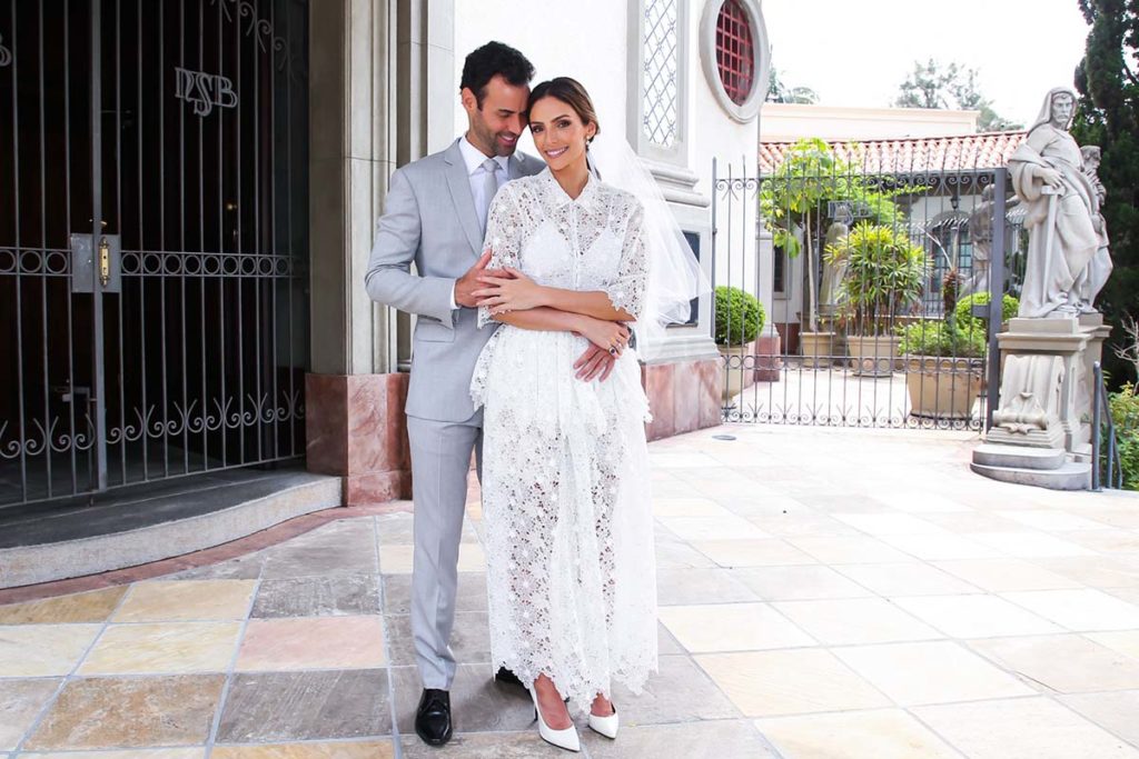 Carol Celico se casou com Eduardo Scarpa e escolheu um vestido de renda para a ocasião