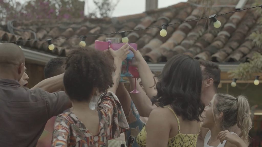 cena de brinde em momento feliz de rio shore