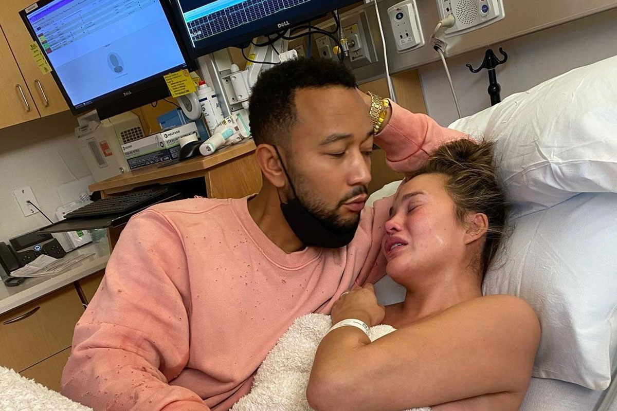 John Legend e Chrissy Teigen no hospital