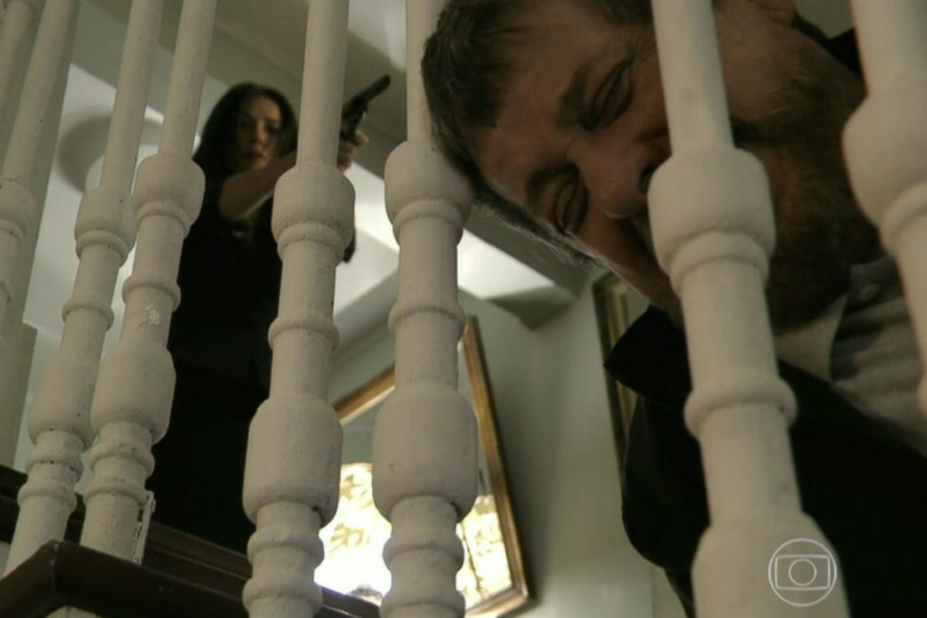 Cora atira em Reginaldo, que morre no local