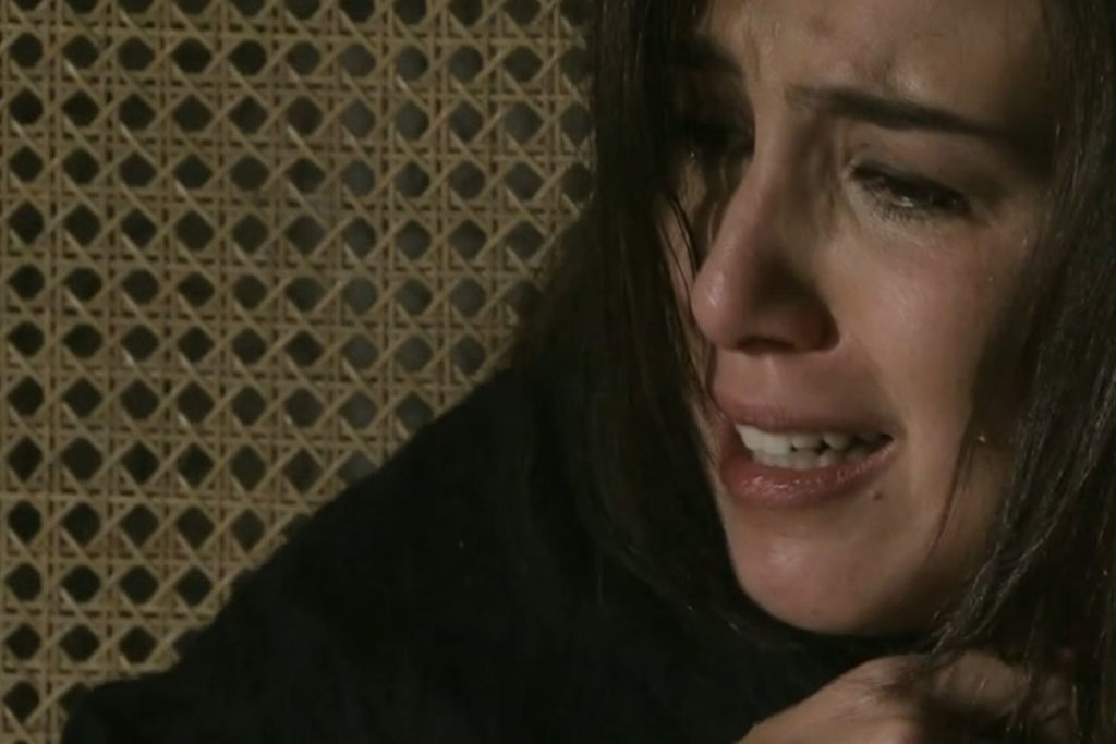 Cora chora após sofrer uma tentativa de estupro