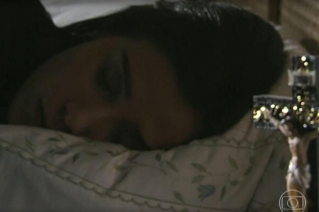 Cora está dormindo quando Reginaldo entra em seu quarto