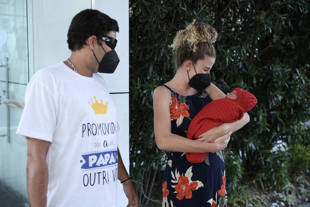 Leandro Franco e Debby Lagranha deixam a maternidade com o filho Arthur