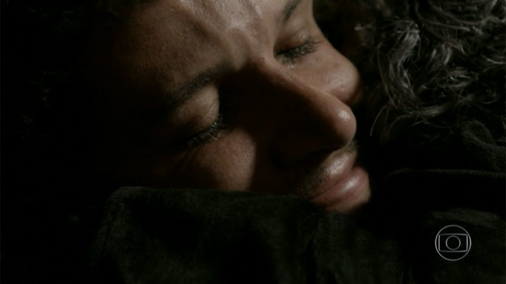 O abraço cheio de emoção entre tio e sobrinho