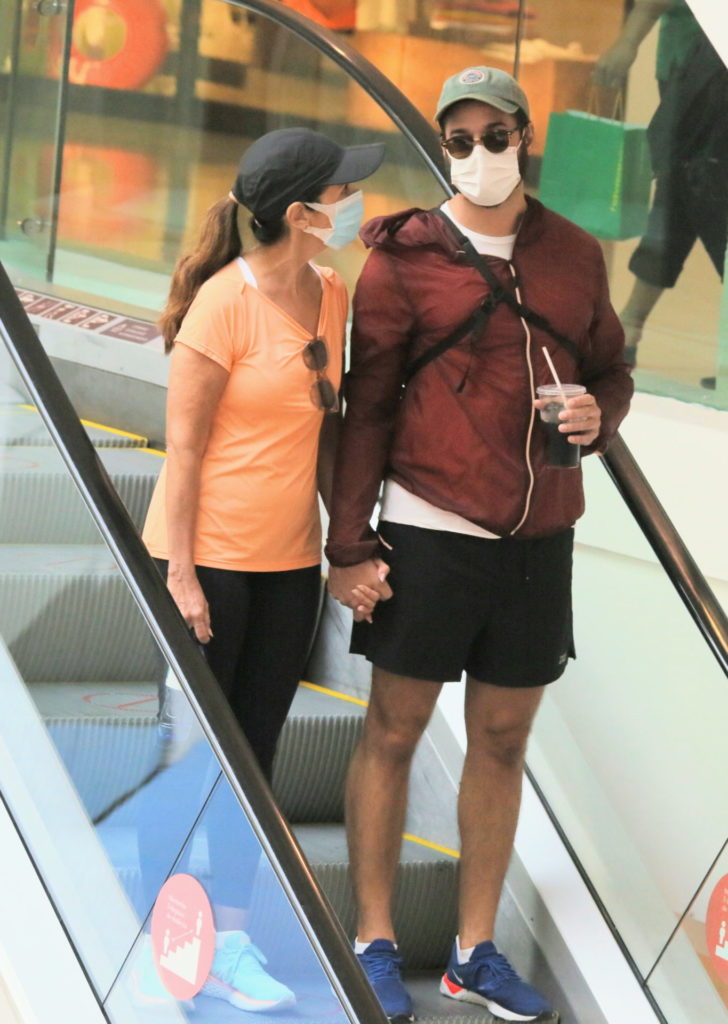 Fátima Bernardes e Túlio Gadêlha passeando em shopping
