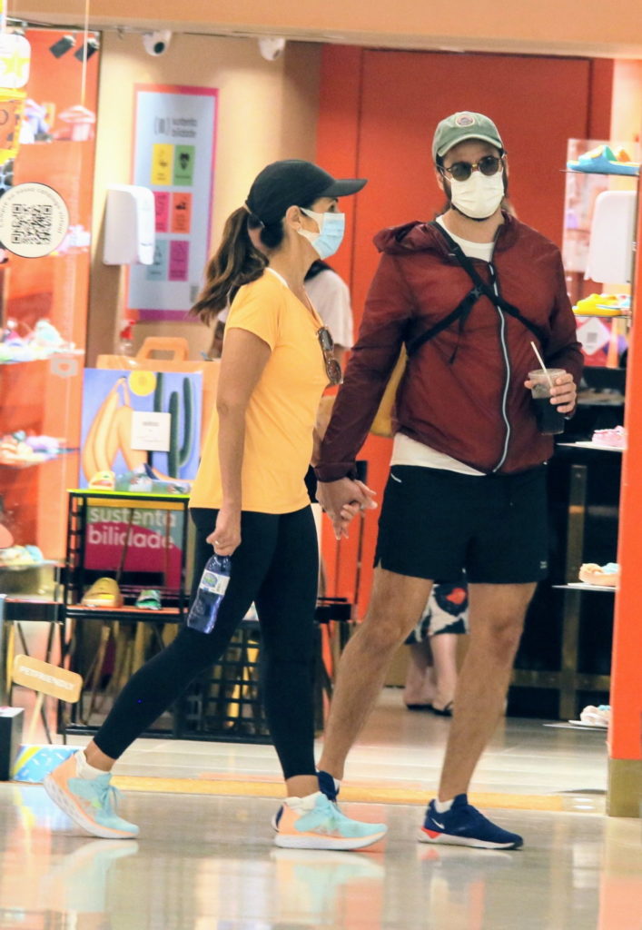 Fátima Bernardes e Túlio Gadêlha passeando em shopping
