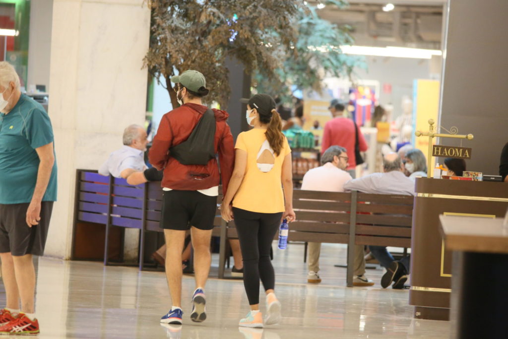 Fátima Bernardes e Túlio Gadêlha passeando em shopping