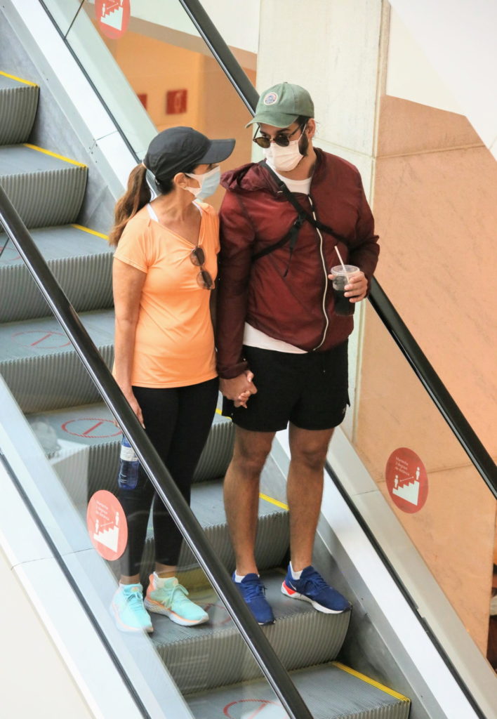 Fátima Bernardes e Túlio Gadêlha passeando em shopping