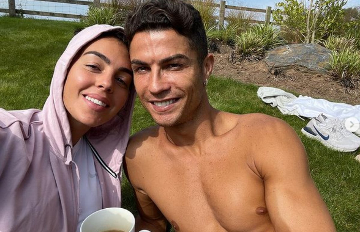 Georgina Rodriguez e Cristiano Ronaldo em selfie no jardim de sua casa na Inglaterra