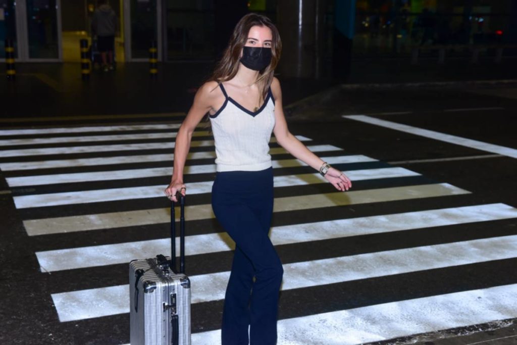 giulia-be-atravessando-a-rua