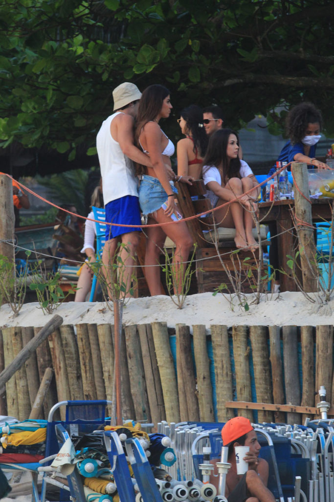 José Victor Pires e Hariany Almeida na praia da Barra da Tijuca