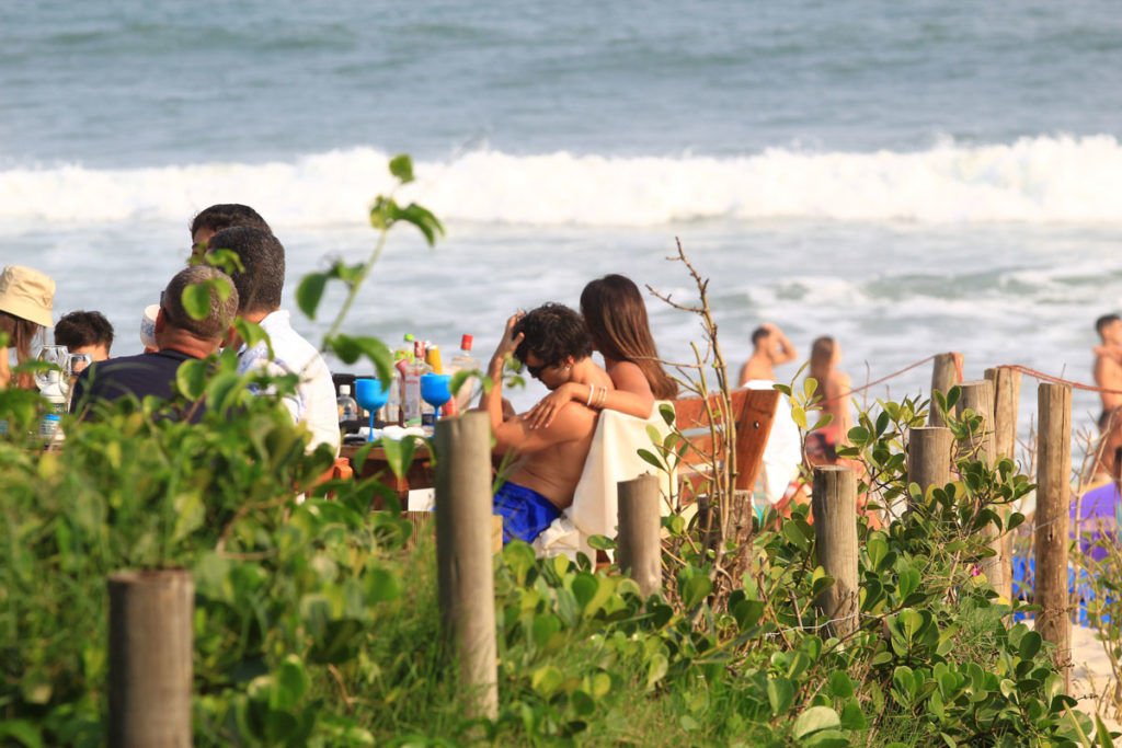 Hariany Almeida em clima de romance com José Victor Pires