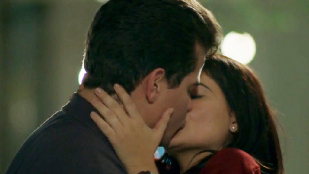 Júlio e Antônia se encontram na vila e se beijam