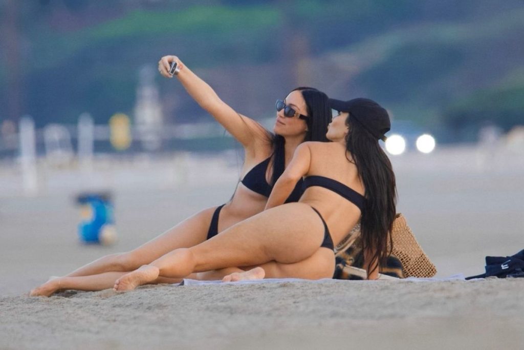 Kim Kardashian e amiga curtem praia em Malibu