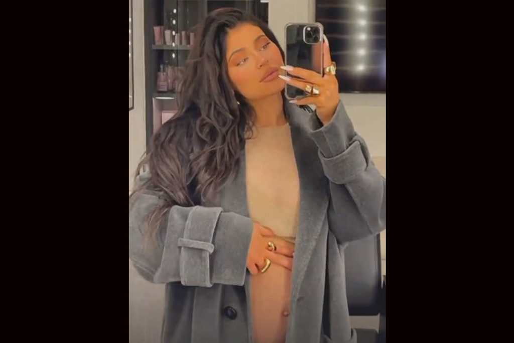 Kylie Jenner exibe o barrigão da segunda gravidez