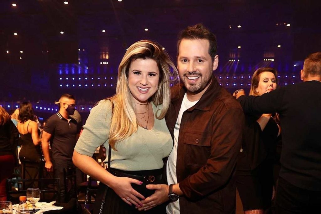 Dony Denuccio e larissa laibido no show de zezé di camargo e luciano para vacinados