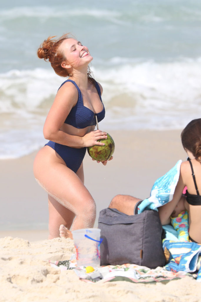 Larissa Manoela com amigos em Praia da Barra da Tijuca