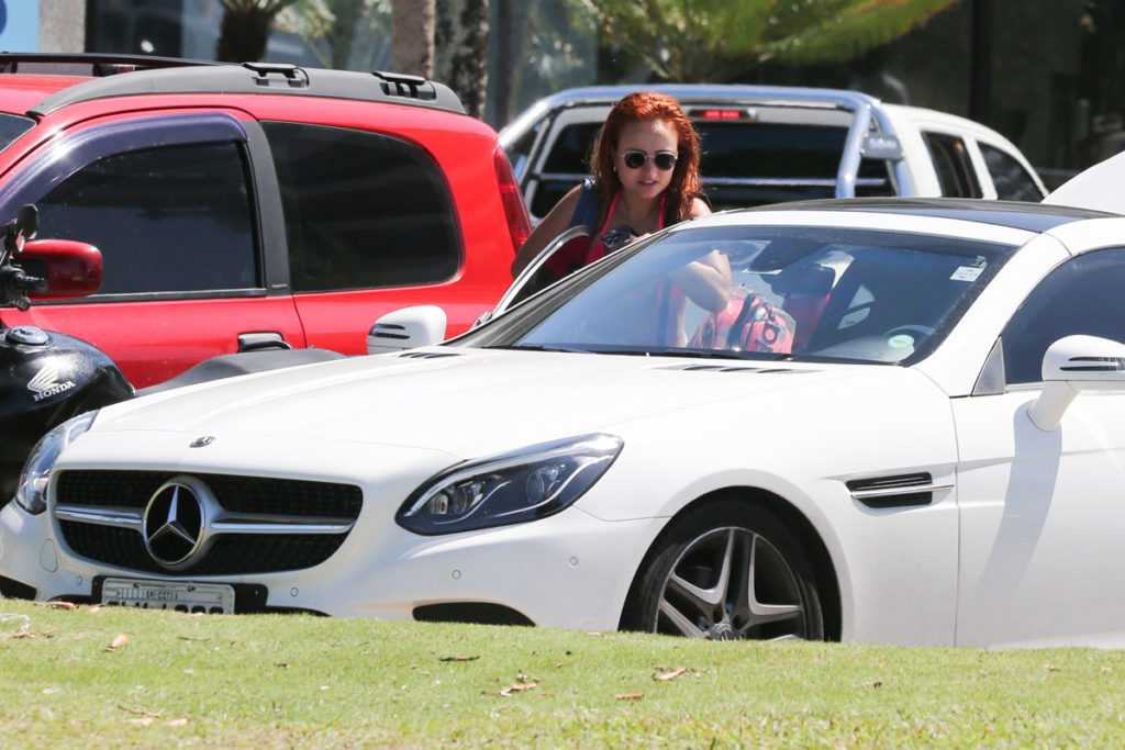 Larissa Manoela e sua Mencedes-Benz luxuosa