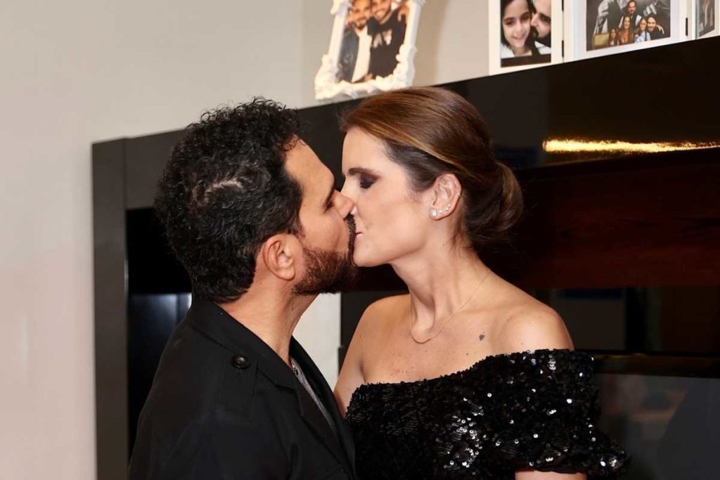 luciano camargo beijando esposa  no camarim de show para vacinados