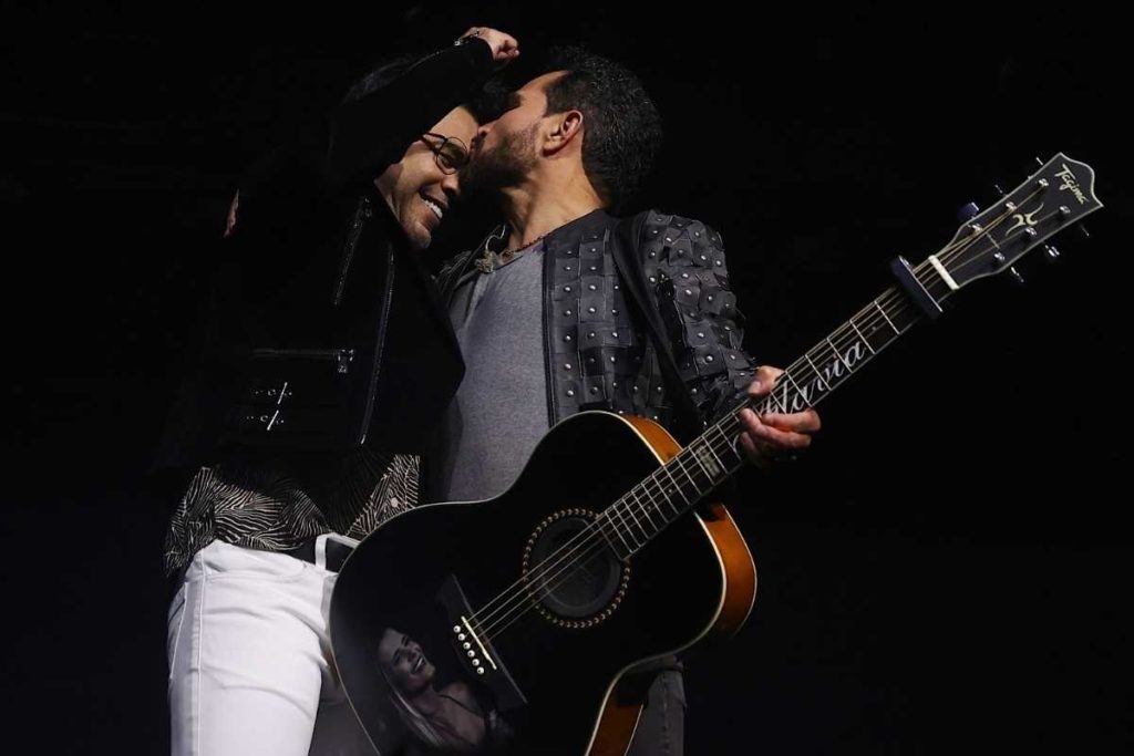 zezé di camargo e luciano se apresentando em show para vacinados