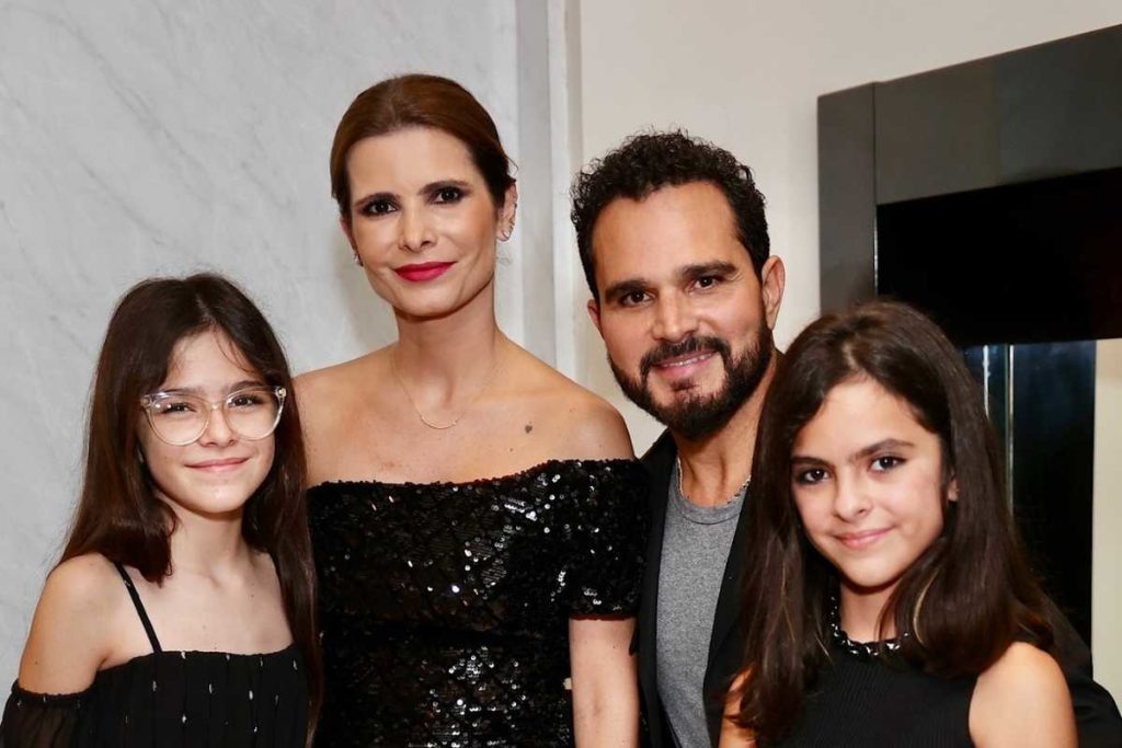 luciano camargo com a família no camarim de show para vacinados