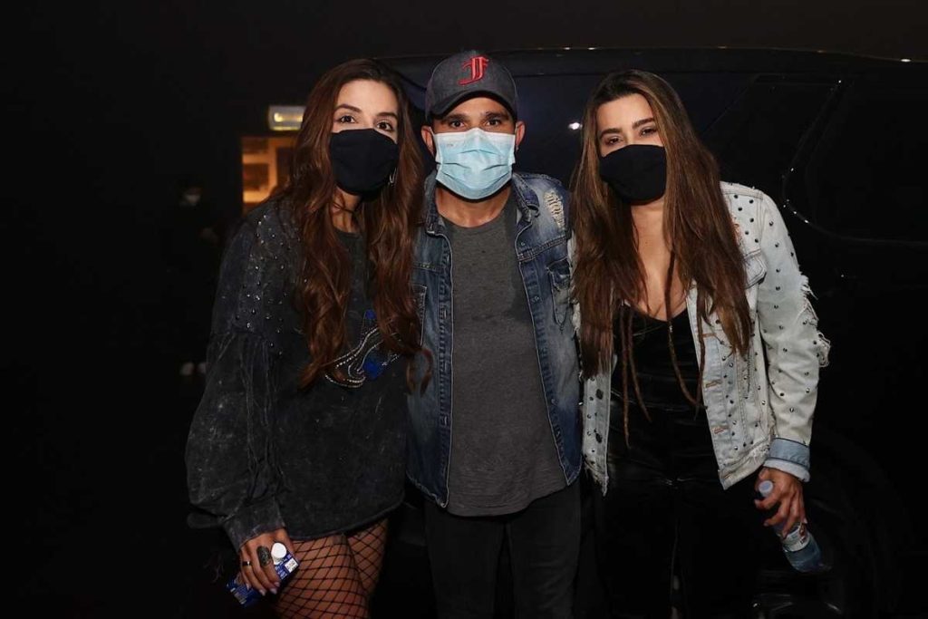 luciano camargo com as filhas em show para vacinados